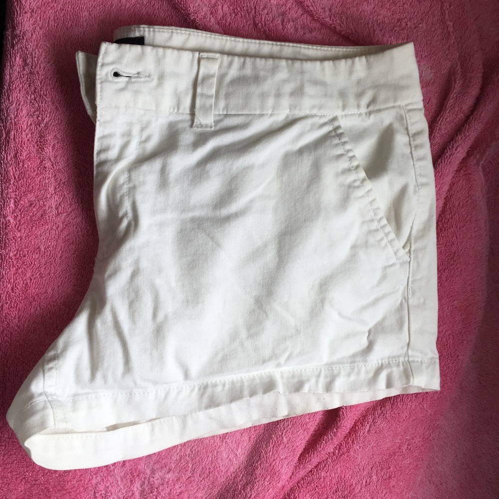 🔴LAST CHANCE 🔴 American Eagle white shorts